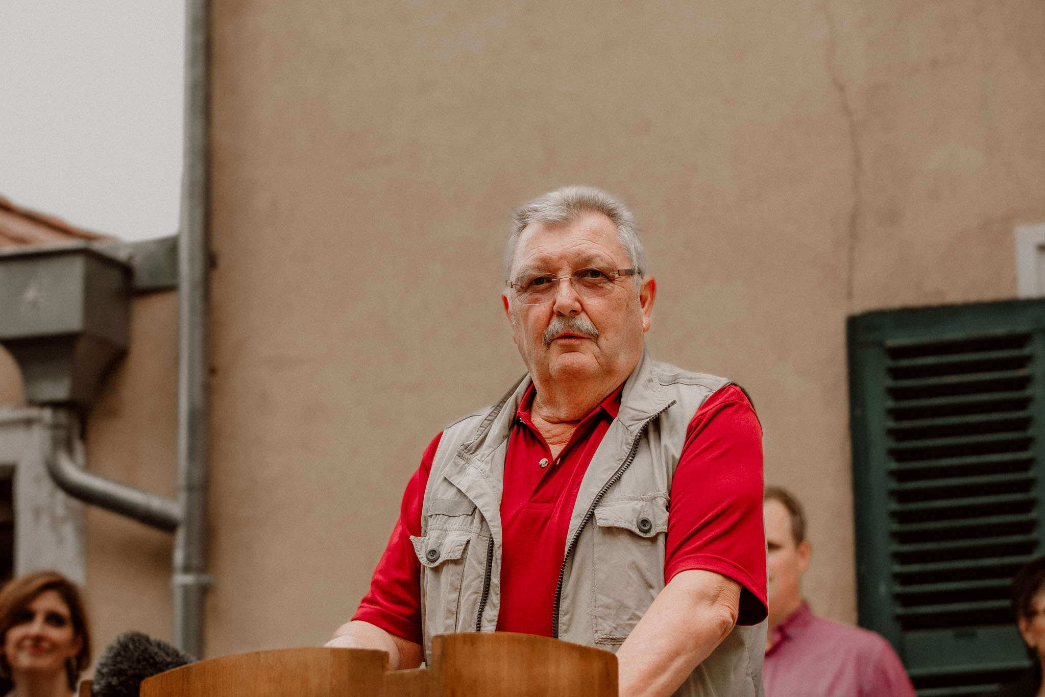 Ottfried Fehlinger am Rednerpult bei der Eröffnung des Café Lichtblick